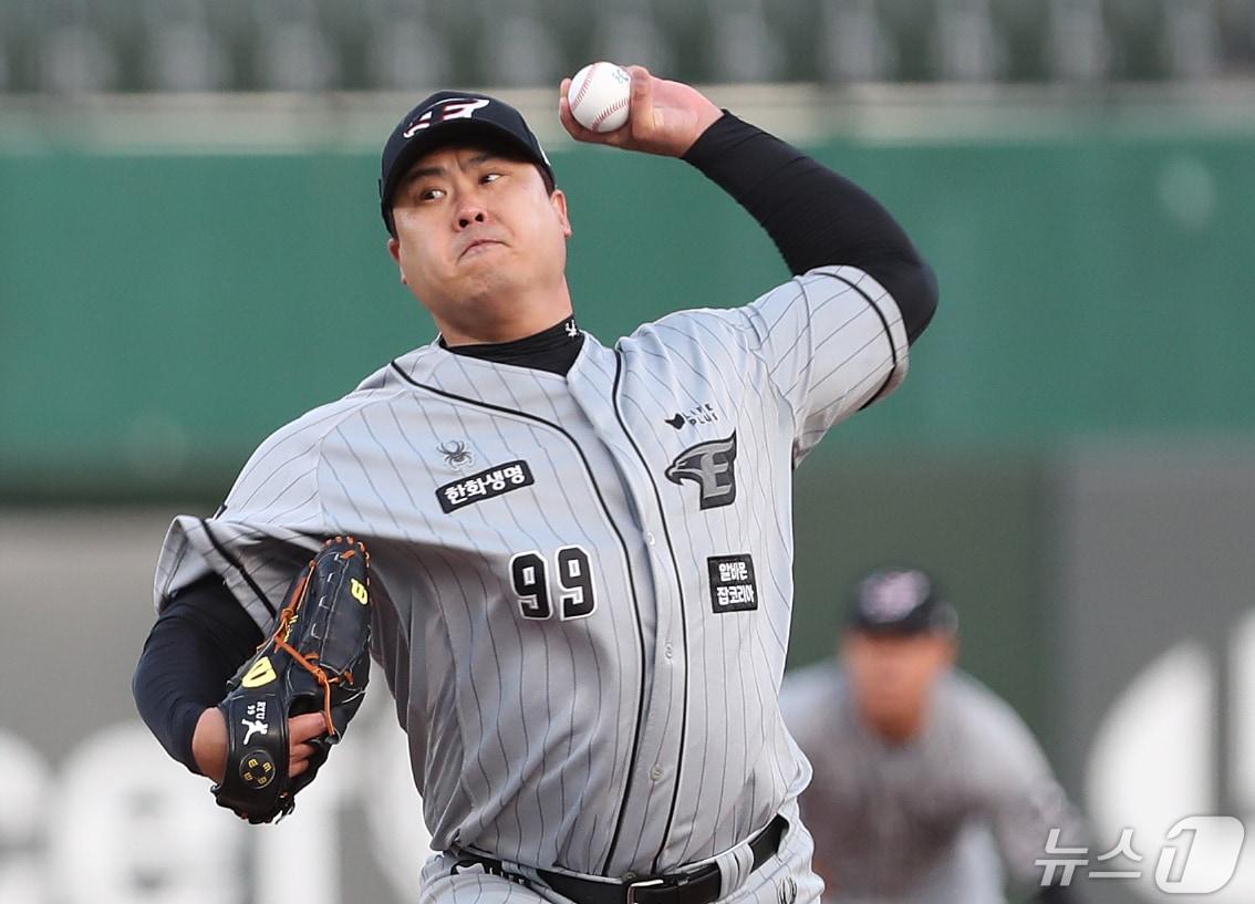 본문 이미지 - 12년 만의 청주구장 등판에서 완벽한 투구를 펼친 류현진. /뉴스1 DB ⓒ News1 윤일지 기자