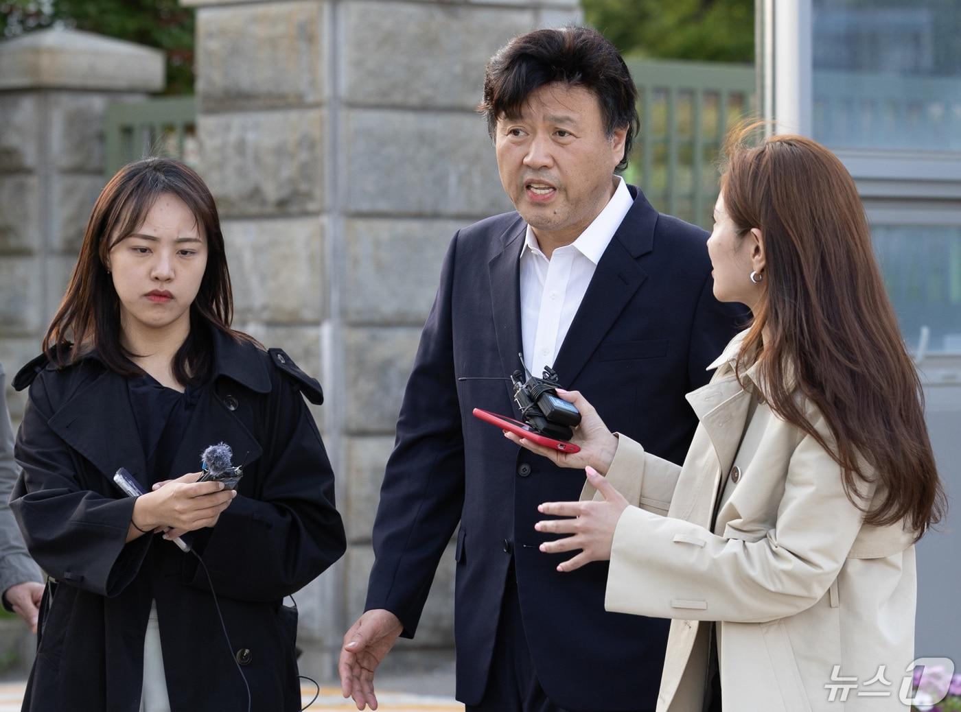 본문 이미지 - 이재명 더불어민주당 대표의 대선 경선 자금 불법 수수 의혹으로 구속 상태에서 재판을 받아온 김용 전 민주연구원 부원장이 8일 오후 경기 의왕시 서울구치소에서 보석으로 석방된 후 취재진 질문에 답변하고 있다. 2024.5.8 ⓒ 뉴스1 이재명 기자