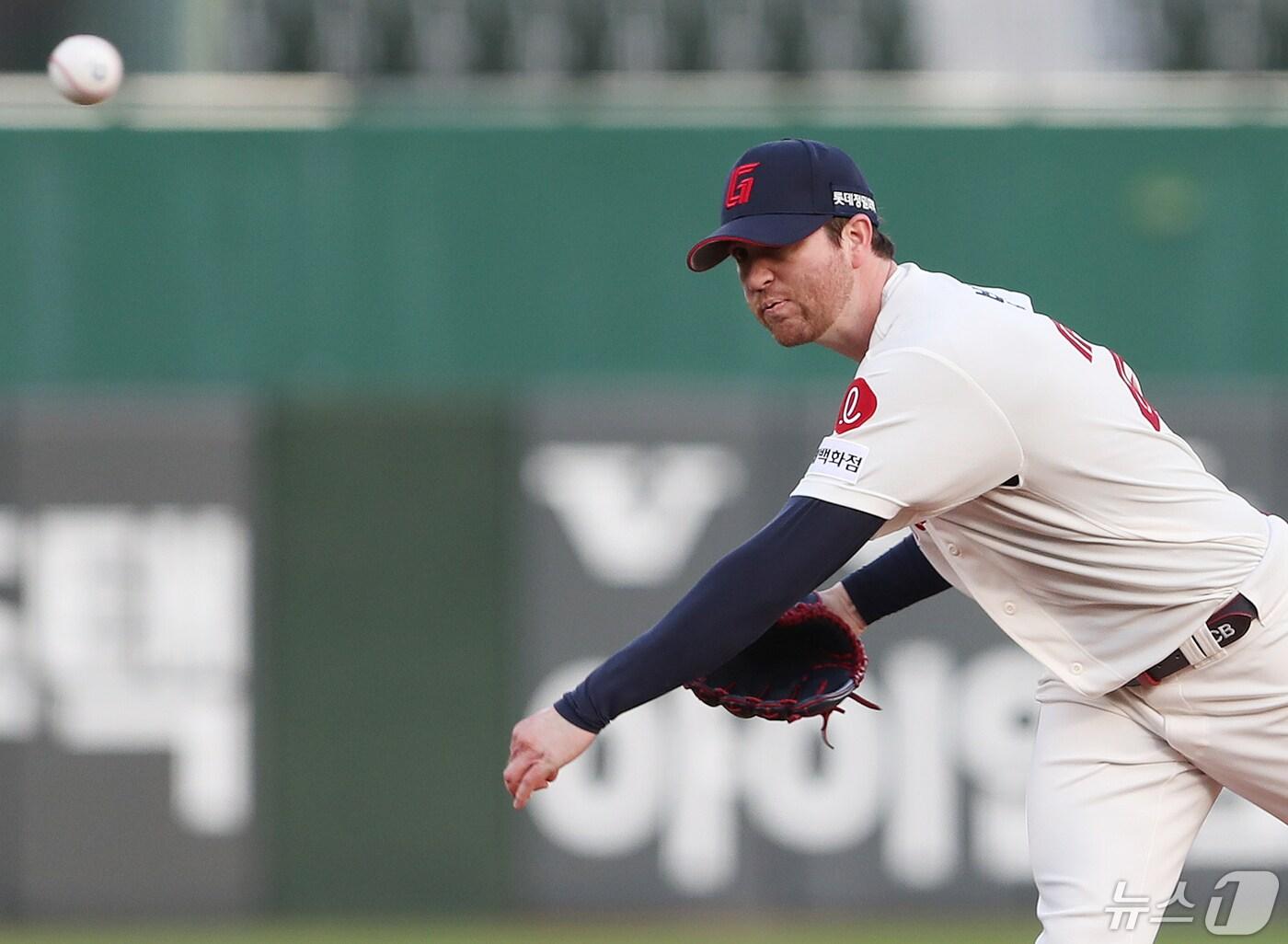 본문 이미지 - 8일 오후 부산 사직야구장에서 열린 '2024 신한 SOL 뱅크 KBO리그' 롯데 자이언츠와 한화 이글스의 경기, 1회초 롯데 선발 반즈가 역투하고 있다. 2024.5.8/뉴스1 ⓒ News1 윤일지 기자