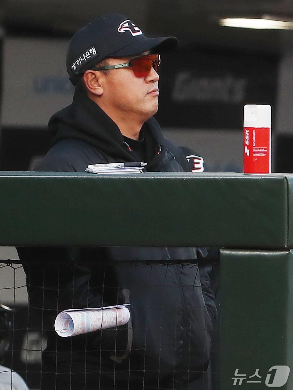 본문 이미지 - 8일 오후 부산 사직야구장에서 열린 '2024 신한 SOL 뱅크 KBO리그' 롯데 자이언츠와 한화 이글스의 경기에서 한화 최원호 감독이 경기를 지켜보고 있다. 2024.5.8/뉴스1 ⓒ News1 윤일지 기자