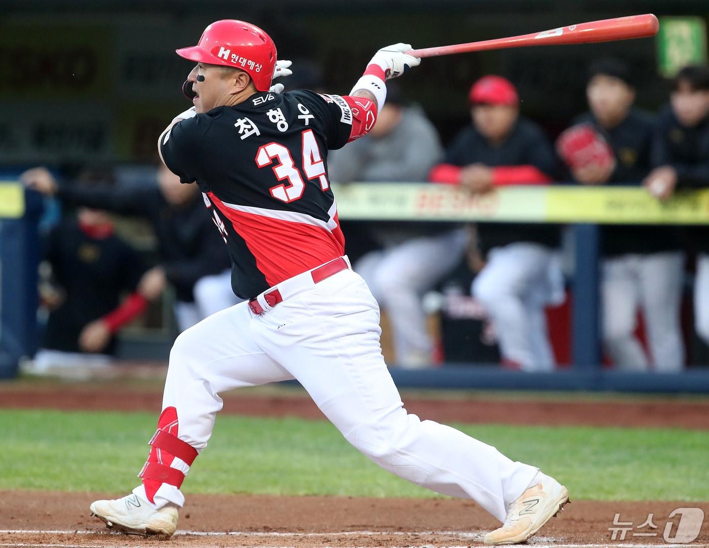 본문 이미지 - 8일 오후 대구 삼성라이온즈파크에서 열린 프로야구 '2024 신한 SOL 뱅크 KBO리그' KIA 타이거즈와 삼성 라이온즈의 경기, 2회초 KIA 선두타자로 나온 4번타자 최형우가 유격수 방면 첫 안타를 치고 있다. 2024.5.8/뉴스1 ⓒ News1 공정식 기자