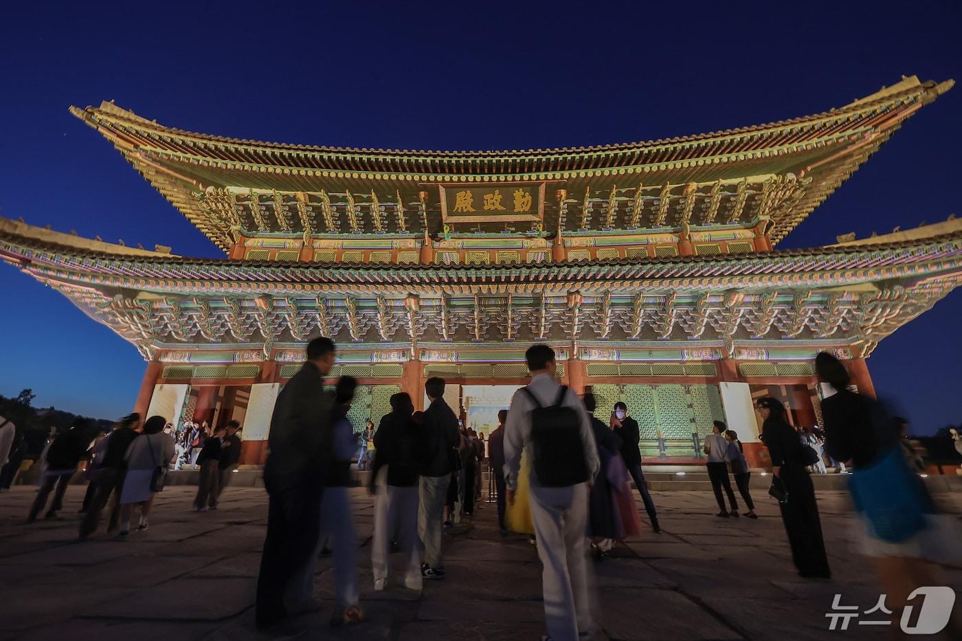 지난해 경복궁 야간 관람  때 경복궁을 찾은 시민들 모습. /뉴스1 ⓒ News1 김진환 기자