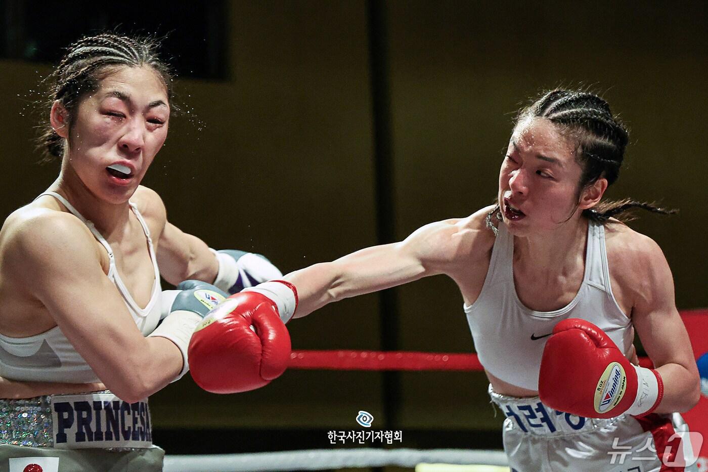 본문 이미지 - '의사 복서' 서려경(오른쪽)이 16일 서울시 서대문구 스위스 그랜드호텔에서 열린 WIBA(여성국제복싱협회) 미니멈급 세계타이틀 매치에서 요시카와 리유나(일본)와 경기를 펼치고 있다. 2024.3.16 ⓒ News1 이승배 기자