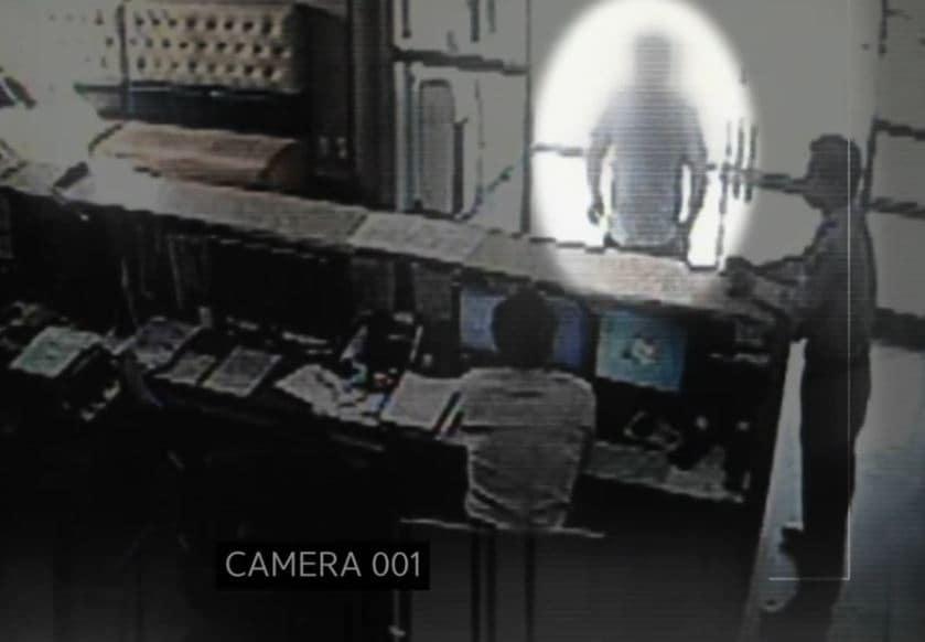 본문 이미지 - 2015년 5월 10일 오후 3시 30분께 전북 전주 완산경찰서 서신지구대를 찾은 40대 남성. 이 남성은 자신이 10여 년 전 대구에서 살인을 저질렀다고 주장했다. (SBS '그것이 알고 싶다' 갈무리)