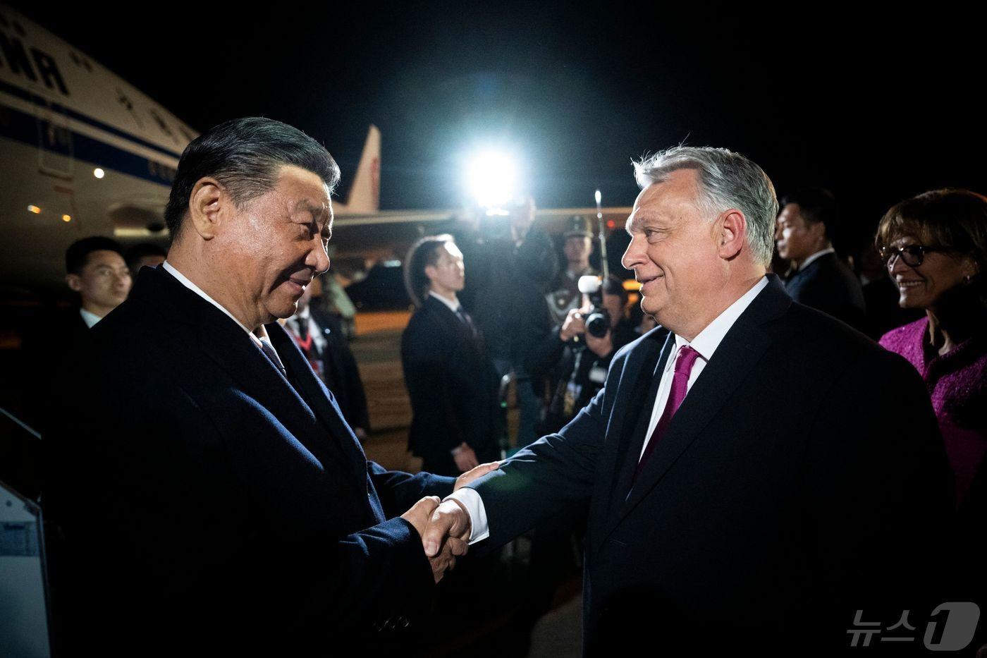 시진핑 중국 국가주석이 8일 (현지시간) 부다페스트의 페렌츠 리스트 국제공항에 도착해 빅토르 오르반 헝가리 총리의 영접을 받고 있다. 2024.05.09 ⓒ AFP=뉴스1 ⓒ News1 우동명 기자