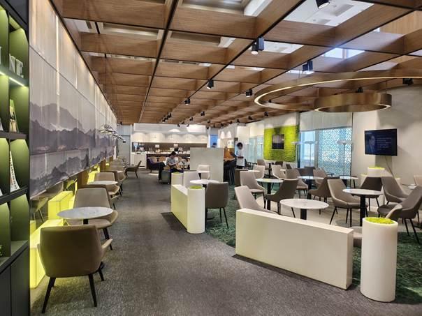 본문 이미지 - '2023 최우수 공항 상업시설'로 선정된 김포공항의 '스카이허브라운지' 내부 전경.(풀무원푸드앤컬처 제공)