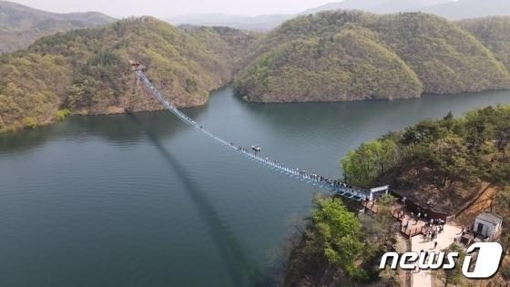 본문 이미지 -  충북 충주시가 추진하는 충주호 출렁다리 조성 사업을 재검토해야 한다는 의견이 제기됐다. 사진은 지난달 12일 개통한 국내 최장 출렁다리 초평호 미르309.(진천군 제공)/뉴스1