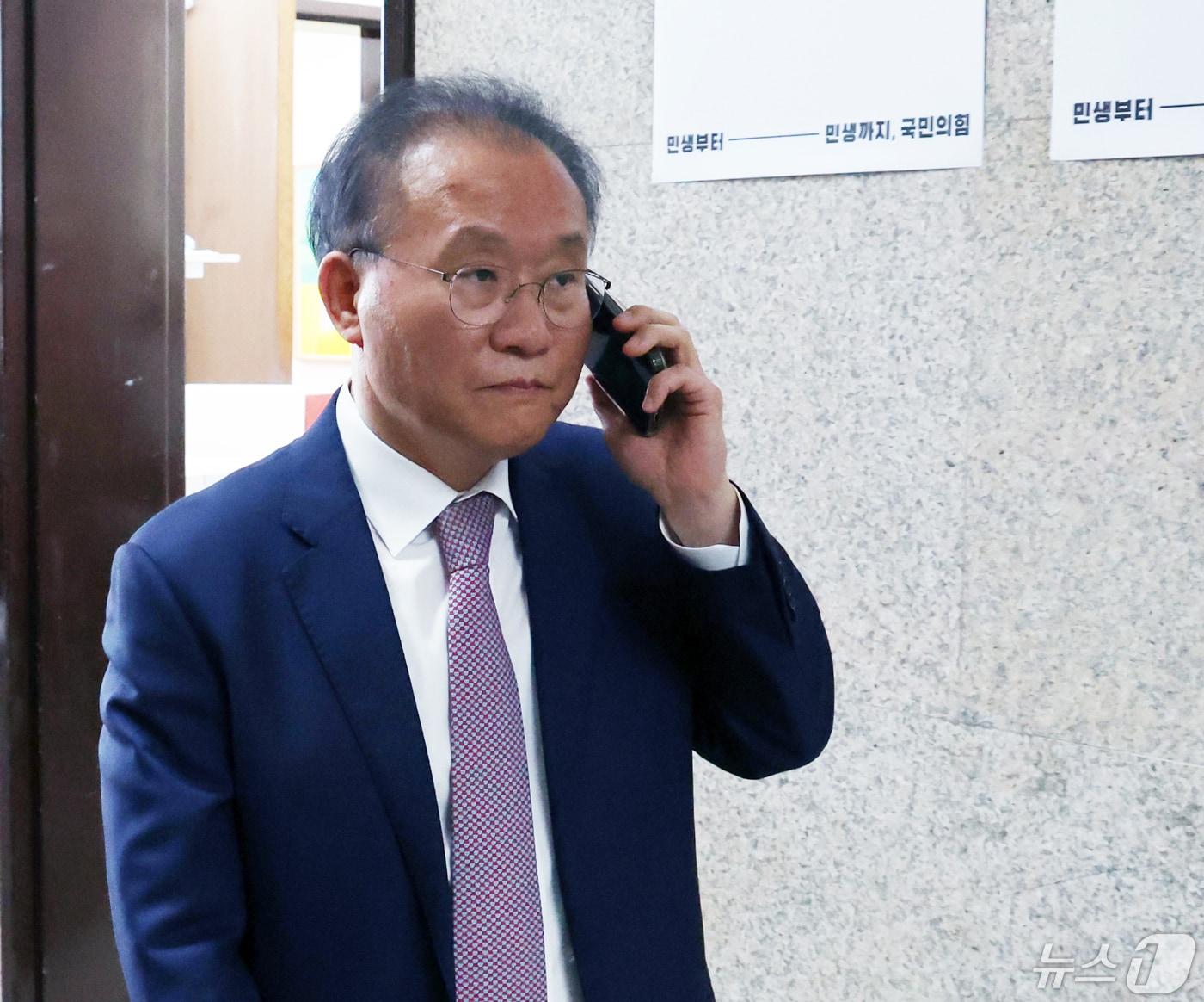 본문 이미지 - 윤재옥 국민의힘 원내대표 겸 당 대표 권한대행이 9일 서울 여의도 국회에서 통화를 하며 이동하고 있다. 2024.5.9/뉴스1 ⓒ News1 송원영 기자