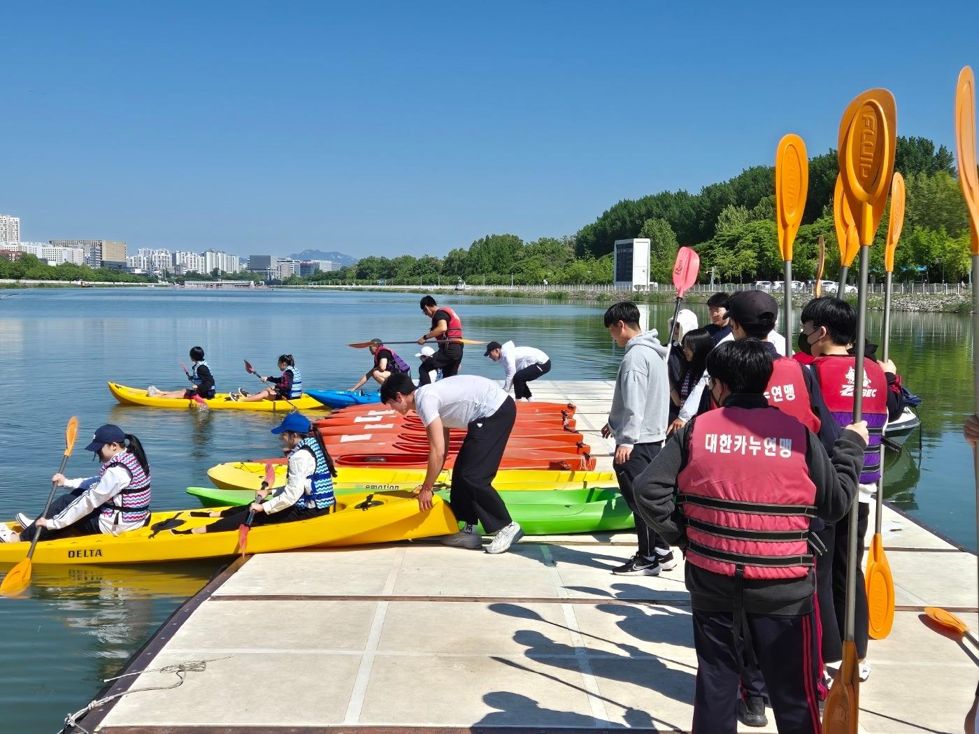본문 이미지 - 국민체욱진흥공단의 '카누야 놀자' 재능기부 행사(KSPO 제공)