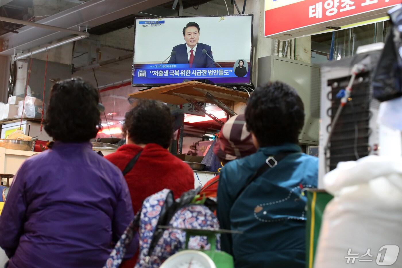 본문 이미지 - 9일 오전 대구 중구 번개시장에서 시민들이 텔레비전을 통해 중계되는 윤석열 대통령 취임 2주년 국민보고 및 기자회견을 지켜보고 있다. 2024.5.9/뉴스1 ⓒ News1 공정식 기자