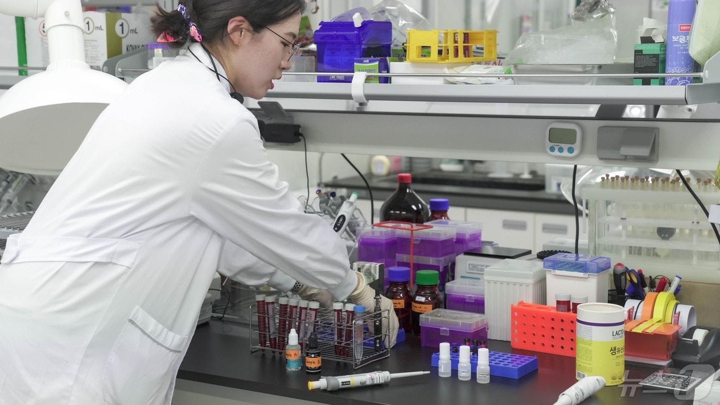 충청북도 청주시 흡연폐해실험실에서 연구원이 담배 유해성분을 검출하고 있다.(질병관리청 제공)