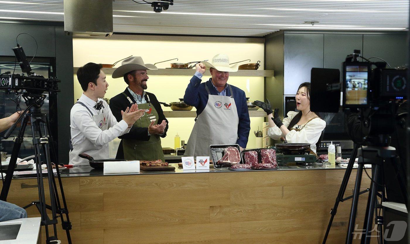 미국육류수출협회가 네이버 쇼핑 라이브 방송 촬영장에서 생방송을 진행하고 있다.(미국육류수출협회 제공) 2024.5.9/뉴스1
