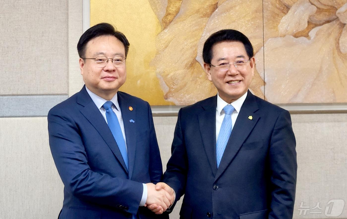 본문 이미지 - 김영록 전라남도지사가 9일 오전 세종정부청사에서 조규홍 보건복지부 장관과 인사를 나누고 있다. 김 지사는 이날 면담에서 전라남도 국립의과대학 설립 등 2024년도 전남 주요 현안사항에 대해 건의 했다.(전남도 제공) 2024.5.9/뉴스1