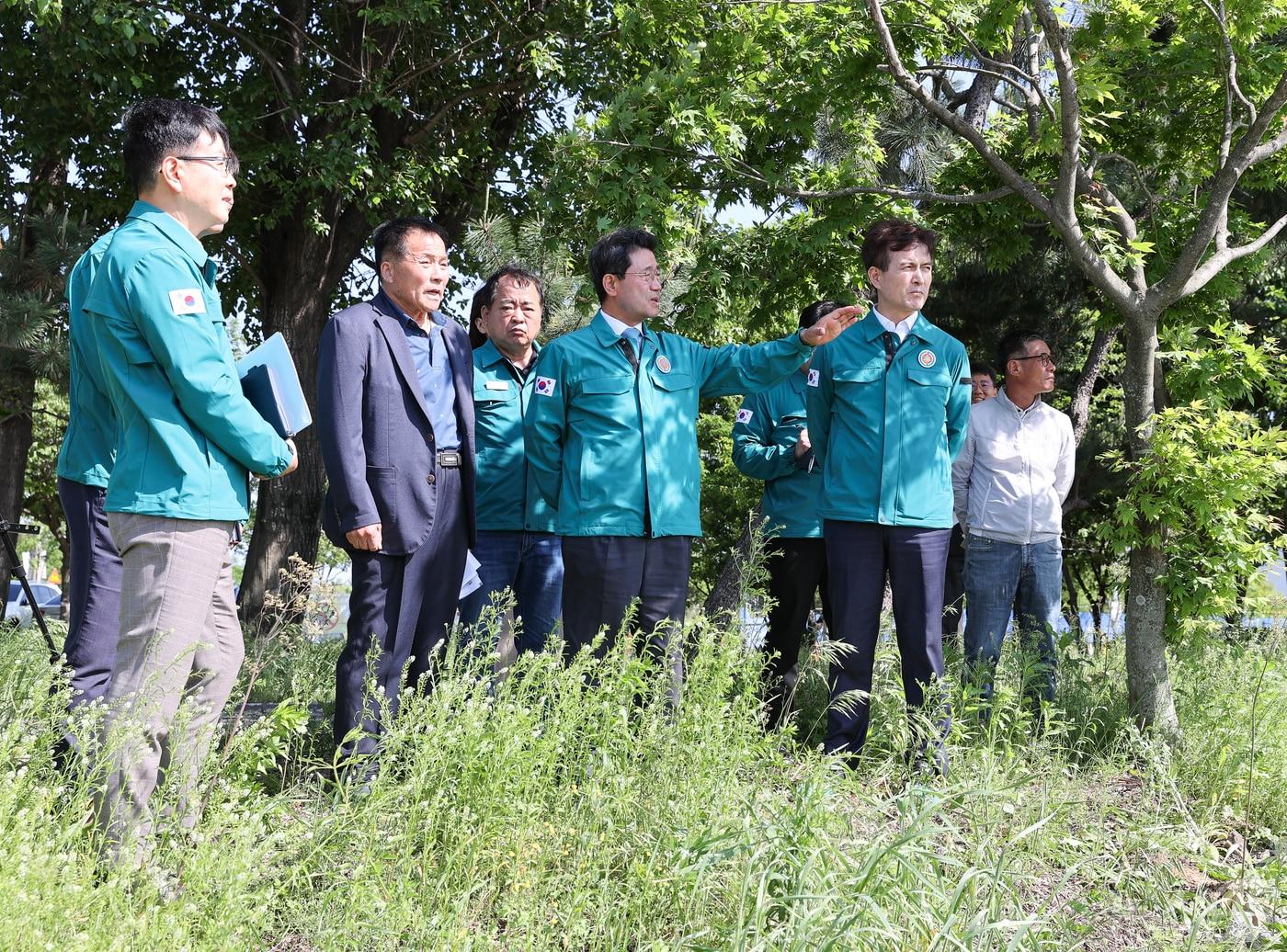본문 이미지 - 8일 정인화 시장이 시민과의 대화에서 건의된 5곳을 방문해 현장행정을 펼치고있다(광양시 제공)2024.5.9/  