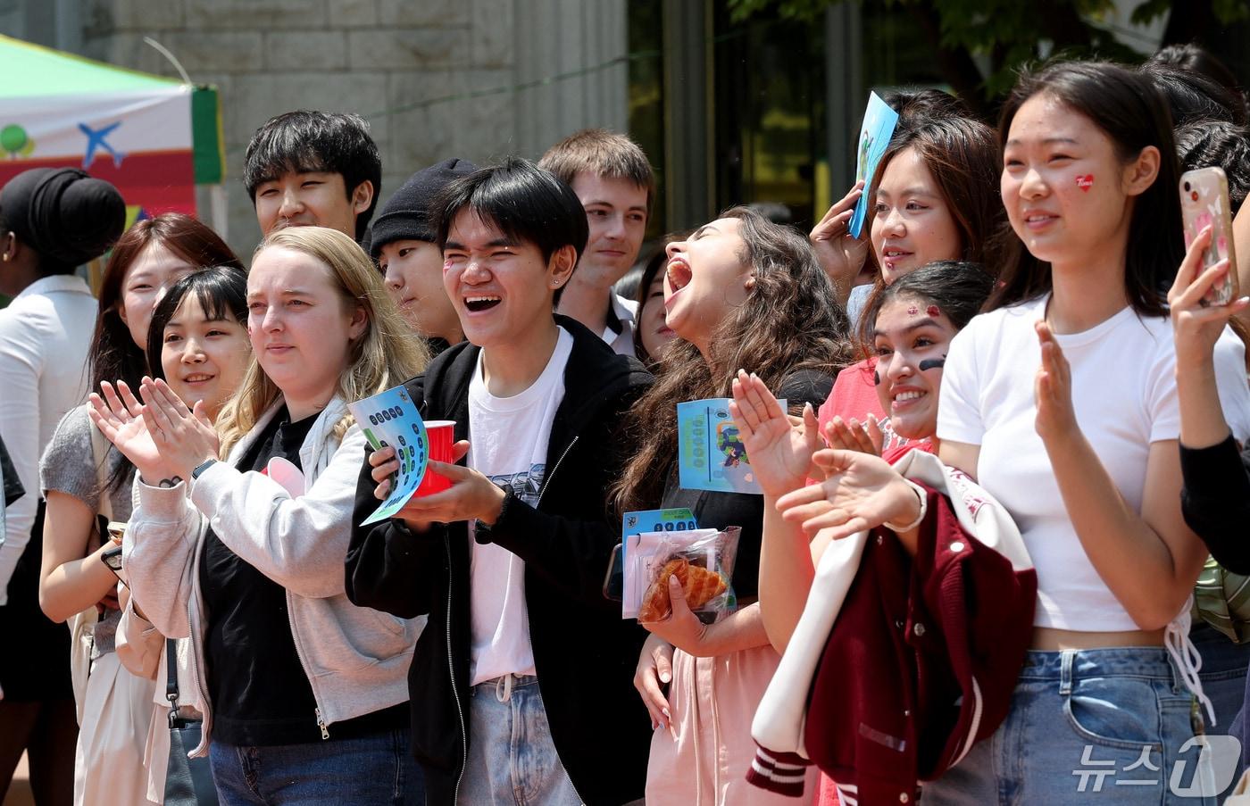 서울 성북구 고려대 민주광장에서 지난달 9일 열린 2024학년도 1학기 외국인 학생 축제에 참가한 유학생들. /뉴스1 ⓒ News1 장수영 기자