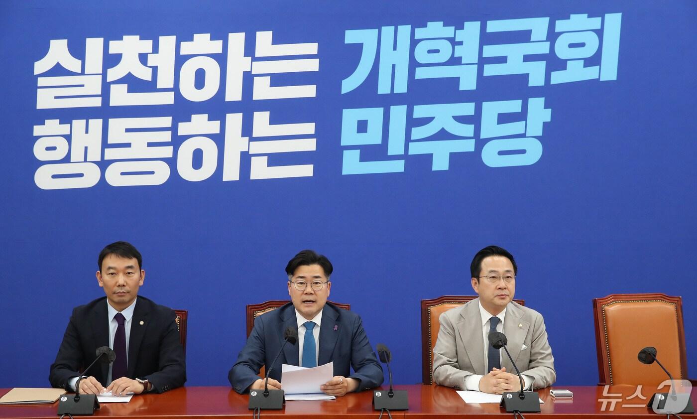 본문 이미지 - 박찬대 더불어민주당 원내대표가 9일 오후 서울 여의도 국회에서 윤석열 대통령 취임 2주년 기자회견에 대한 긴급 입장 발표 기자회견을 하고 있다. 2024.5.9/뉴스1 ⓒ News1 임세영 기자