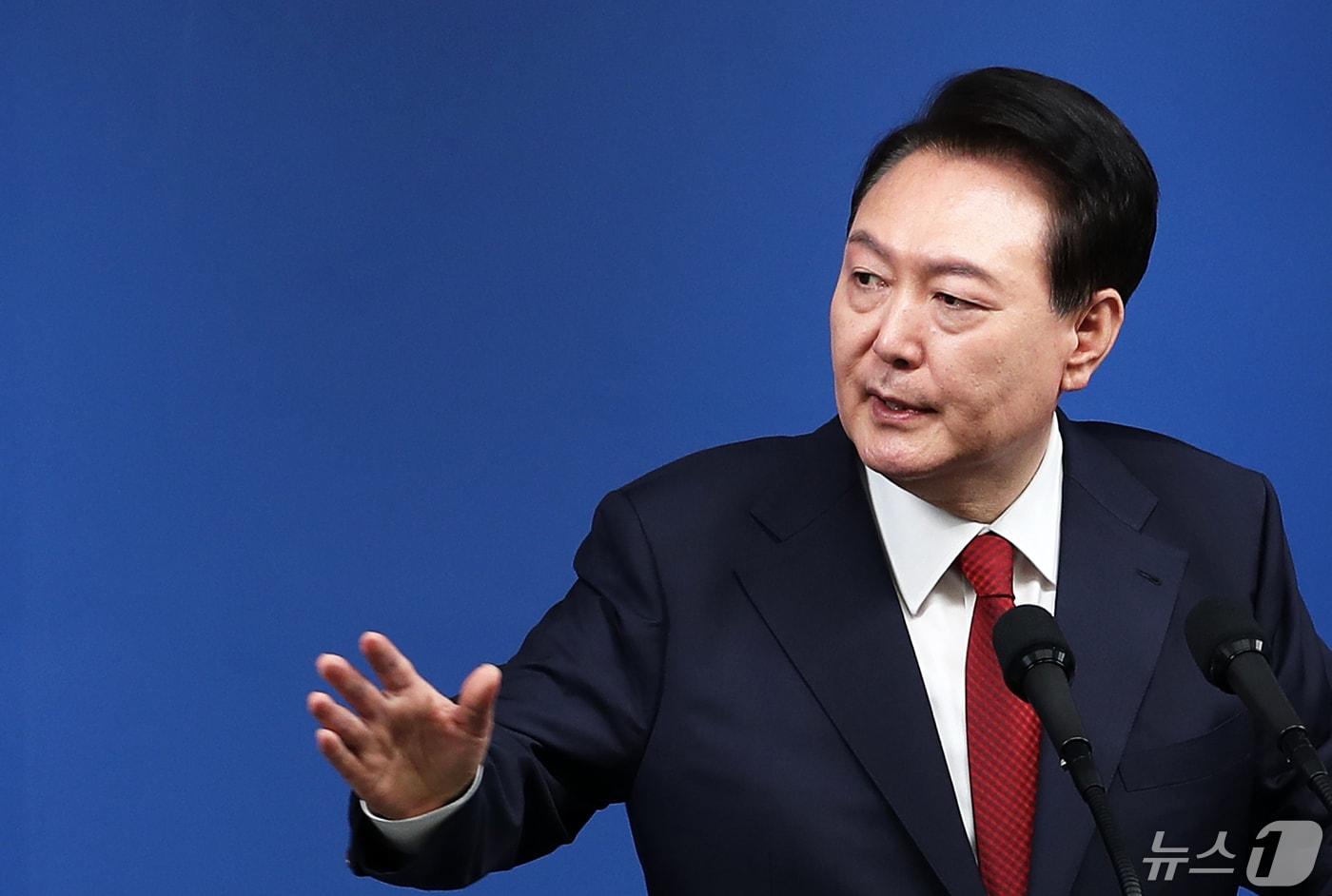 본문 이미지 - 윤석열 대통령이 9일 용산 대통령실 청사 브리핑룸에서 열린 취임 2주년 기자회견에서 취재진의 추가 질문을 더 받으라며 사회자에게 손짓하고 있다. 2024.5.9/뉴스1 ⓒ News1 오대일 기자