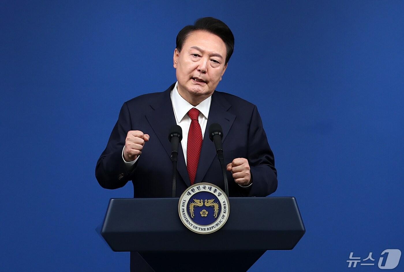 윤석열 대통령이 9일 용산 대통령실 청사 브리핑룸에서 열린 취임 2주년 기자회견에서 취재진의 질문에 답하고 있다.  2024.5.9/뉴스1 ⓒ News1 오대일 기자