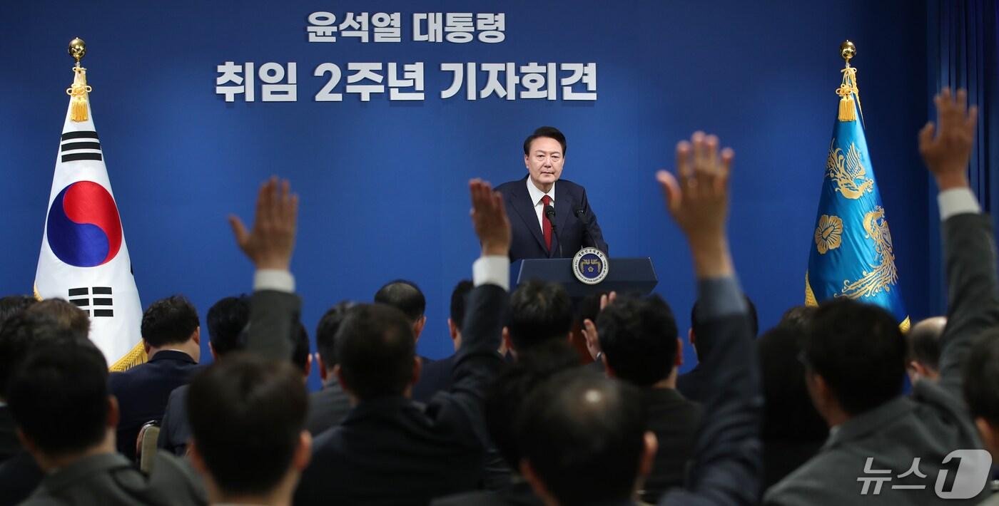 본문 이미지 - 윤석열 대통령이 9일 용산 대통령실 청사 브리핑룸에서 열린 취임 2주년 기자회견에서 취재진의 질문을 받고 있다. 2024.5.9/뉴스1 ⓒ News1 오대일 기자