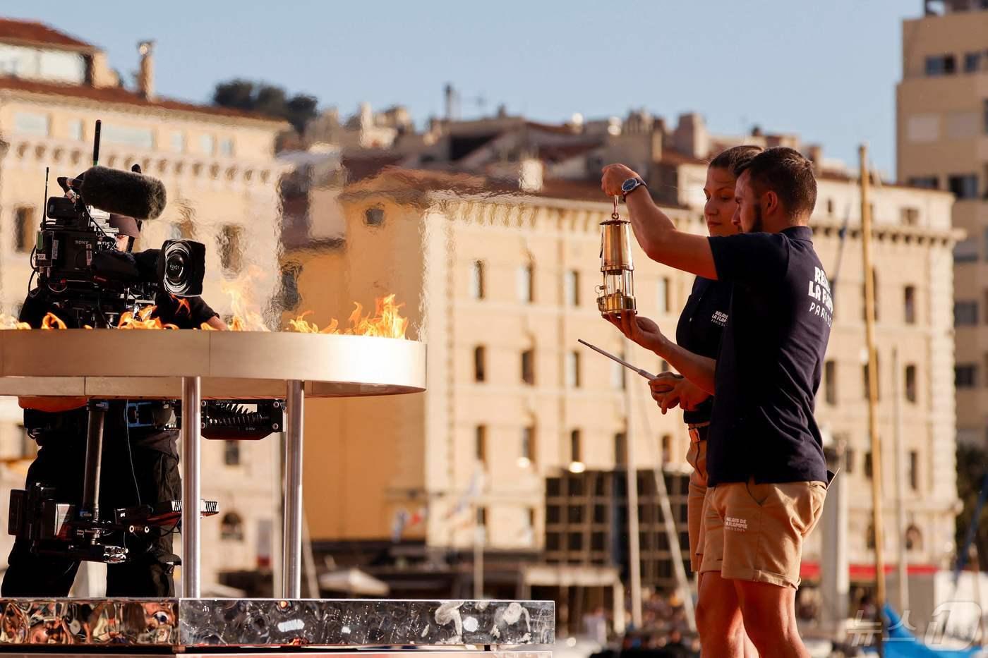 2024 파리 올림픽에 올려질 성화가 프랑스에 도착했다. ⓒ AFP=뉴스1