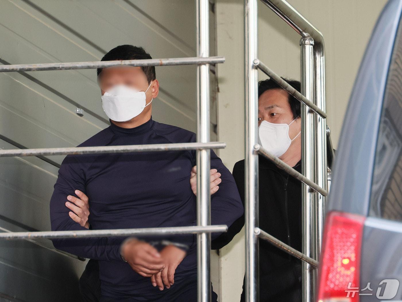 본문 이미지 - 9일 오후 유튜브 라이브 방송을 하던 50대 남성을 흉기로 찔러 살해한 피의자 50대 남성 A씨가 부산 연제구 연제경찰서로 압송되고 있다. 이날 오전 9시52분께 부산 연제구 부산지법 앞에서 유튜버 A씨가 다른 50대 유튜버 B씨를 흉기로 찌르고 도주했다. A씨는사건 발생 1시간40여분만에 경북 경주에서 경찰에 붙잡혔다. B씨는 현장에서 심정지 상태로 발견돼 응급 처치 후 병원으로 이송됐지만 끝내 사망했다. (공동취재) 2024.5.9/뉴스1 ⓒ News1 윤일지 기자