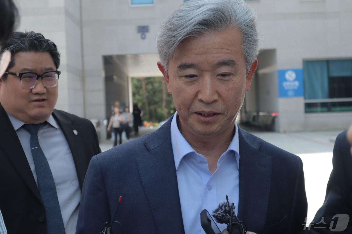본문 이미지 - 충북 청주 오송 지하차도 참사와 관련해 허위공문서 작성 등 혐의로 기소된 김교태 전 충북경찰청장이 9일 청주지법에 들어서고 있다.2024.05.09.ⓒ 뉴스1 박건영 기자