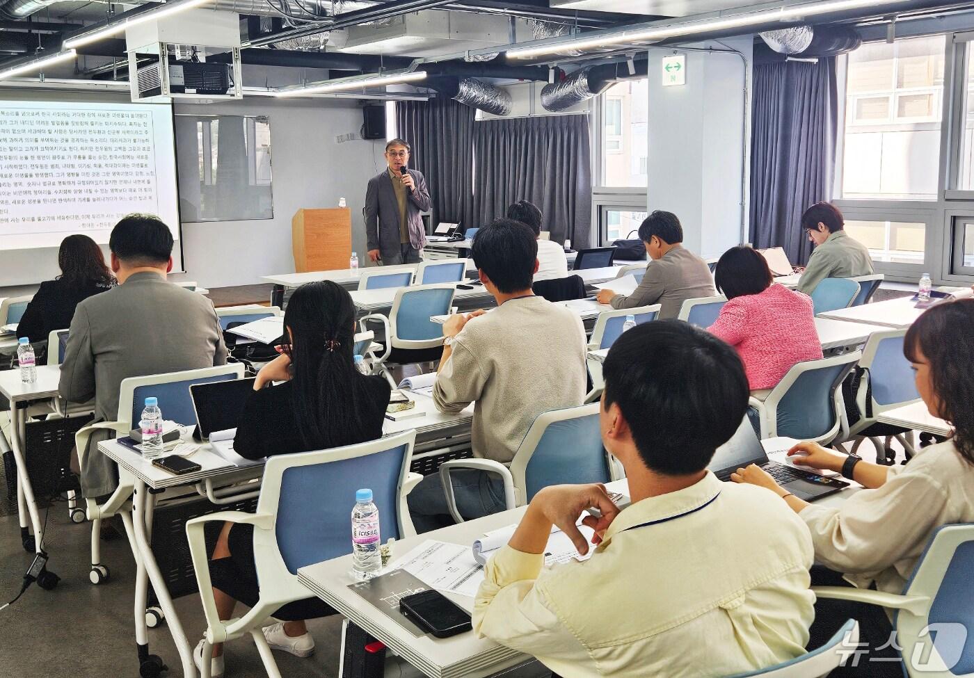 본문 이미지 - 조진태 전 5·18 기념재단 상임이사가 9일 오후 전일빌딩245에서 열린 '전국 기자 초청 5.18 역사기행'에서 ‘모두의 오월, 하나되는 오월’을 주제로 강의하고 있다.(광주전남기자협회 제공)2024.5.9/뉴스1 