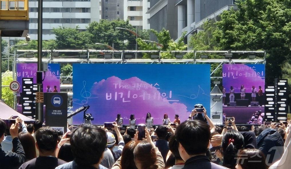 본문 이미지 - 9일 SK하이닉스 이천캠퍼스에서 열린 'THE 캠퍼스 비긴어게인' 공연에 아이돌 그룹 '있지(ITZY)'가 출연했다. (독자제공)