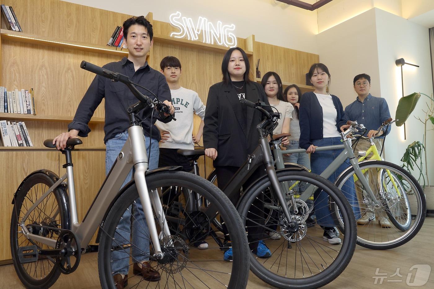 본문 이미지 - 김형산 더스윙 대표(왼쪽)와 스왑(SWAP) 자전거팀 멤버들이 9일 오후 서울 용산구 서빙고로 더스윙 본사에서 뉴스1과 가진 인터뷰에서 포즈를 취하고 있다. 공유 모빌리티 플랫폼 기업 더스윙의 올해 주력 신사업인 스왑은 소비자들이 자전거를 구독·구매 시 △배송 △조립 △수리 등을 모두 방문 진행하는 '라이프사이클 케어 서비스다. 2024.5.9/뉴스1 ⓒ News1 박정호 기자