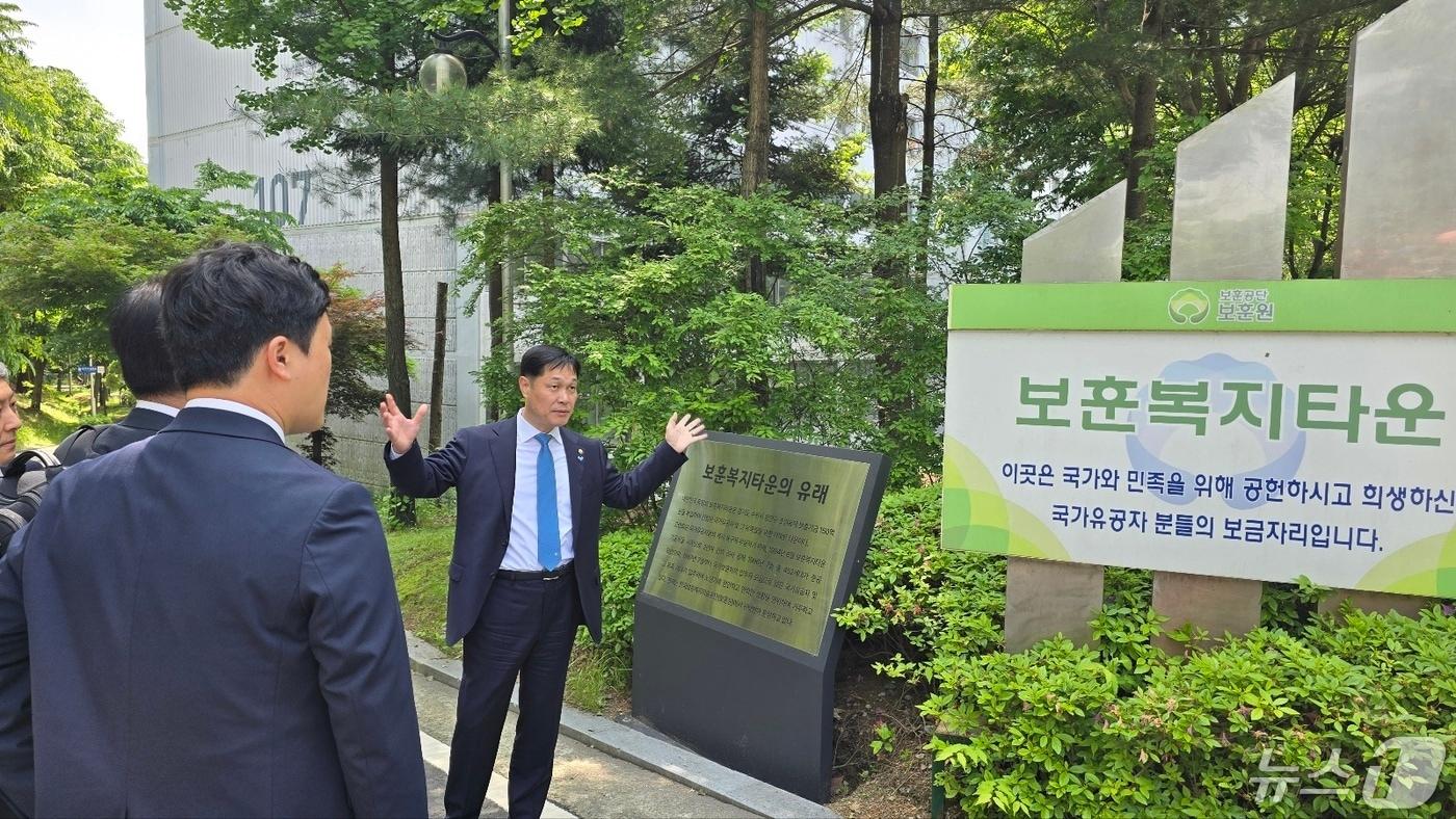 본문 이미지 - 이희완 국가보훈부차관이 9일 오후 경기도 수원시 보훈복지타운을 방문해 시설을 점검하고 있다. (국가보훈부 제공) 2024.5.9/뉴스1