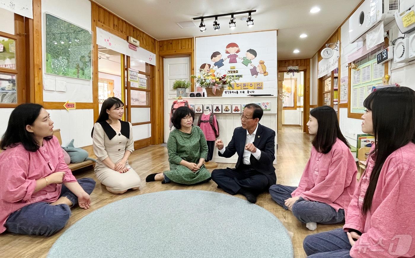 본문 이미지 - 울산시의회 강대길 부의장이 9일 동구 그림마을유치원과 선재어린이집을 방문해 유보통합과 관련한 현장의 목소리를 직접 청취하고 울산형 유보통합이 나아가야할 방향성에 대해 함께 모색하는 시간을 가졌다. (시의회 제공)