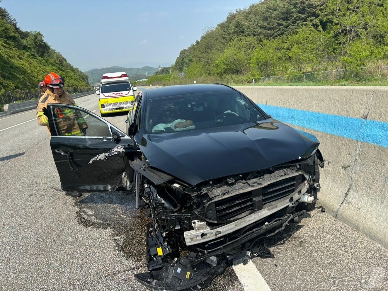 본문 이미지 - 9일 오후 2시 12분쯤 강원 횡성군 둔내면 현천리의 영동고속도로(서울방향)에서 승용차 2대와 대형 RV간 3중 추돌 사고가 발생해 5명이 다쳤다. (강원도소방본부 제공) 2024.5.9/뉴스1