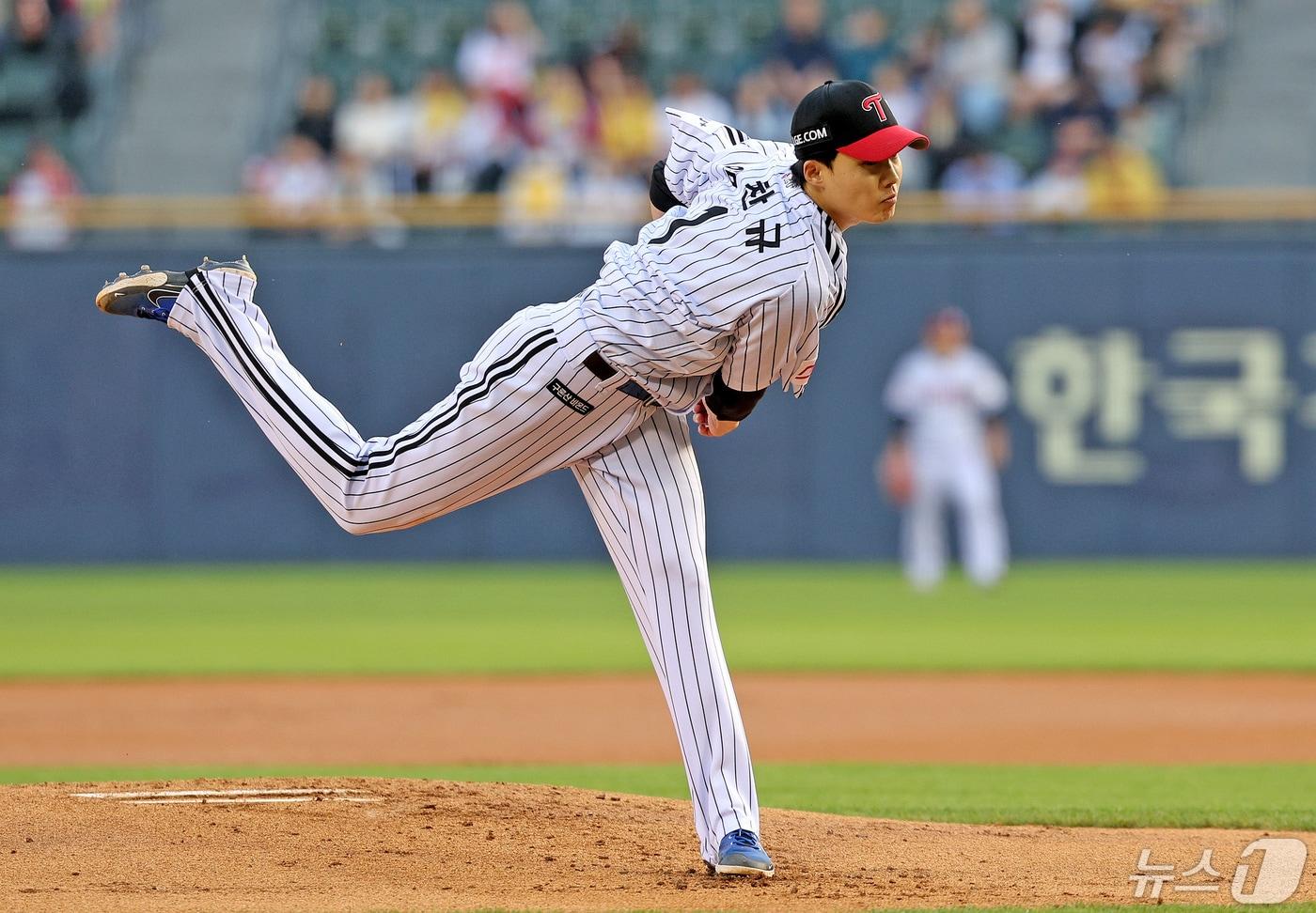 본문 이미지 - 9일 오후 서울 송파구 잠실야구장에서 열린 프로야구 '2024 신한 SOL 뱅크 KBO리그' SSG 랜더스와 LG 트윈스의 경기 1회초 LG선발 임찬규가 역투하고 있다. 2024.5.9/뉴스1 ⓒ News1 장수영 기자