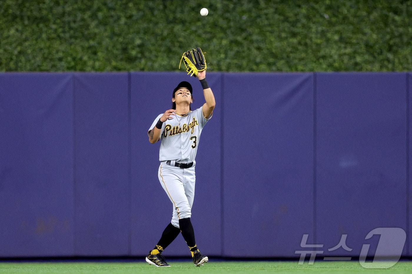 본문 이미지 - 피츠버그 파이리츠 배지환이 1일(한국시간) 열린 메이저리그 토론토 블루제이스전에서 7회 수비 도중 치명적 미스플레이를 범했다. ⓒ AFP=뉴스1