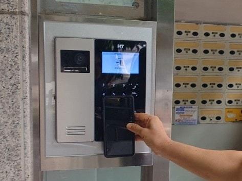 본문 이미지 - 천안서북경찰서는 충남 최초로 공동현관 신속 통과 시스템을 구축하고 있다. (천안서북경찰서 제공)