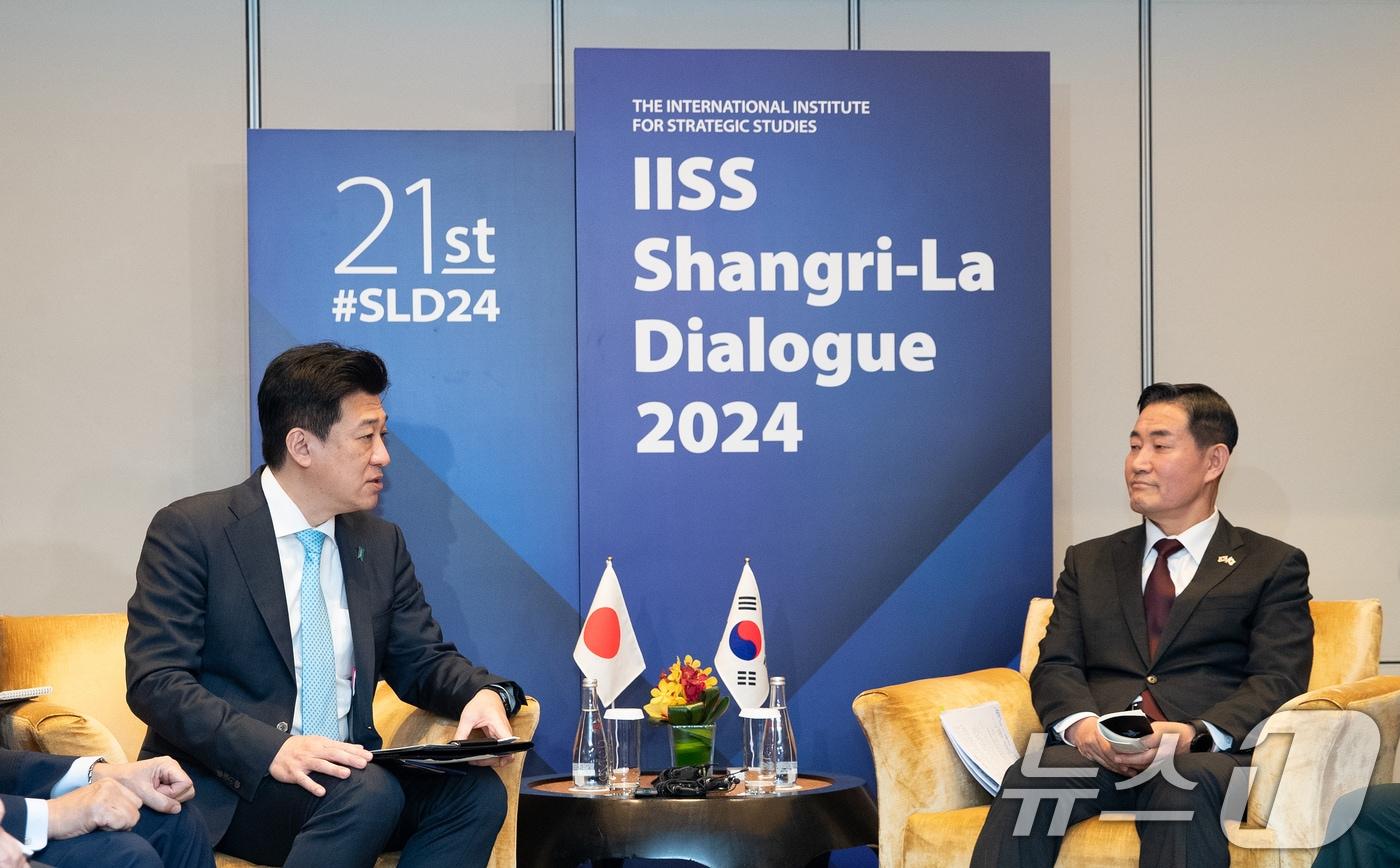 본문 이미지 - 신원식 국방부 장관이 1일 싱가포르 샹그릴라 호텔에서 열린 아시아안보회의(샹그릴라 대화) 계기 한일 국방장관 회담에서 기하라 미노루 일본 방위상과 대화하고 있다. 이날 회담에서는 양국은 해상에서의 함정·항공기 간 안전거리를 유지하고 유사시는 물론 평시에도 해군·해상자위대 간 소통을 강화하는 내용의 합의문을 채택했다. 양국 군사 교류·협력의 걸림돌로 꼽혀왔던 2018년 '초계기 사건' 재발 방지 대책을 5년 여만에 확정한 것이다. 2024.6.1/뉴스1 ⓒ News1 이승배 기자