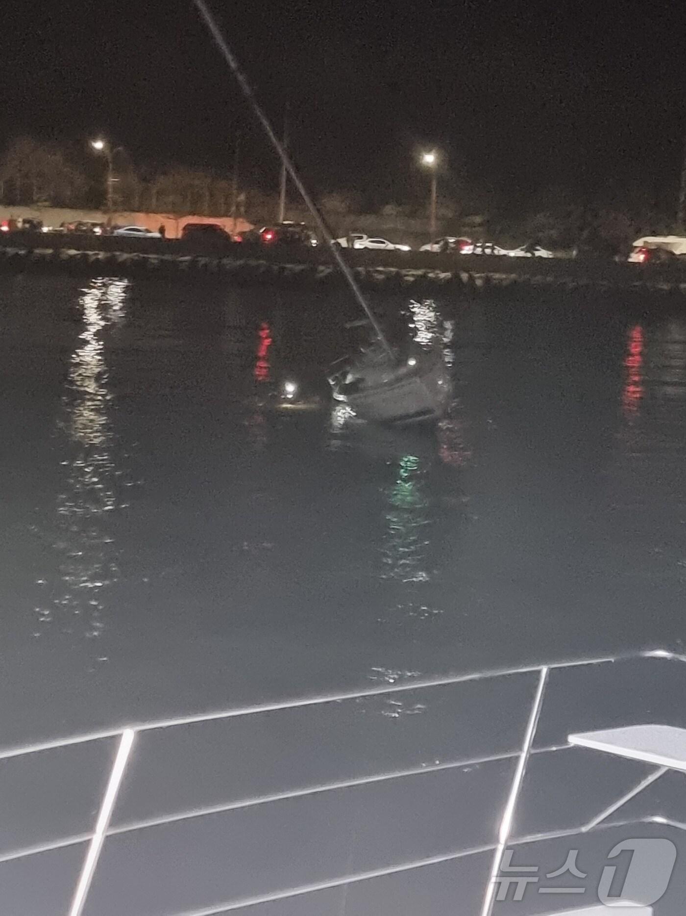 본문 이미지 - 1일 오후 10시 30분쯤 경북 포항시 북구 환호동 앞 바다에서 산장과 승객 등 6명이 탄 레저용 요트가 좌초돼 해경과 민간 해양구조대가 구조 작업을 벌이고 있다. (독자제공) 2024.6.1/뉴스1. 