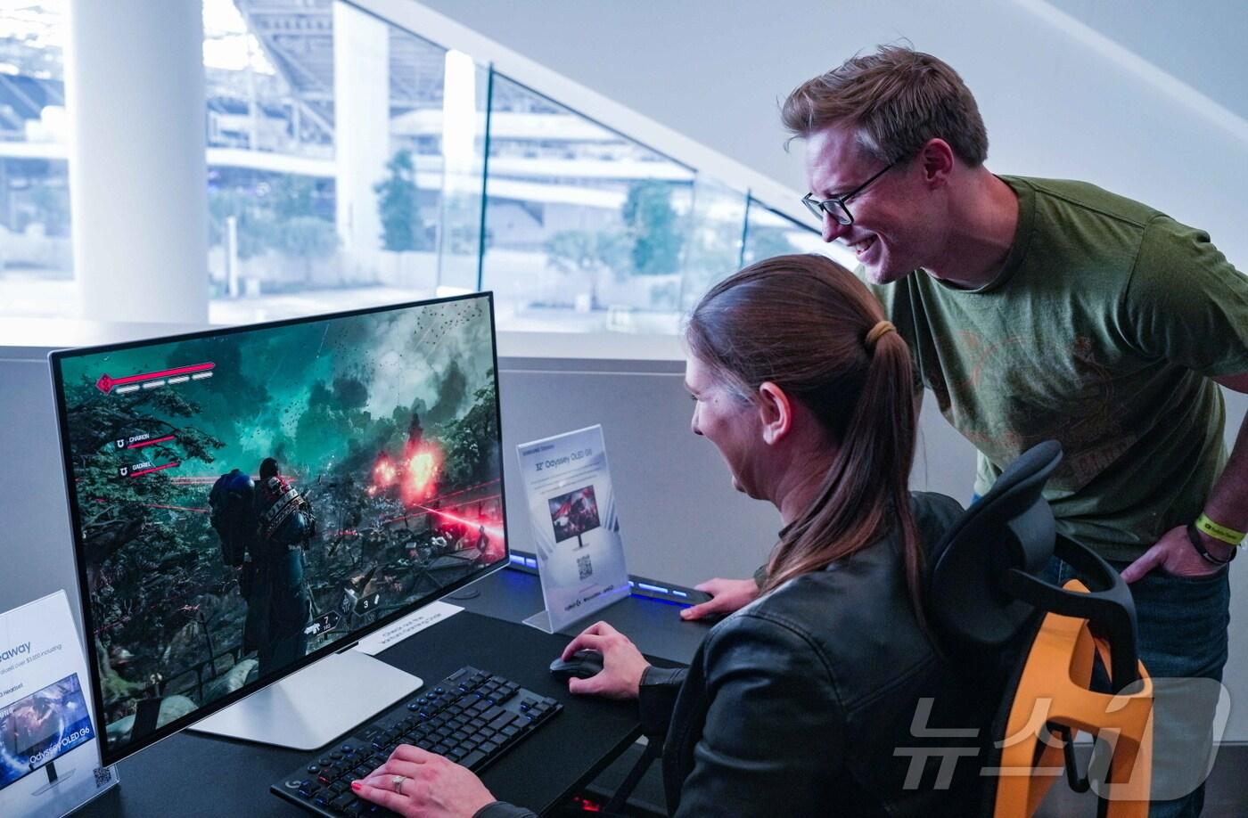 삼성전자가 지난 7일(현지시간) 미국 로스앤젤레스 유튜브 극장에서 열린 북미 최대 게임쇼 '서머 게임 페스트(Summer Game Fest)'에서 2024년형 모니터 신제품을 선보였다. 사진은 '서머 게임 페스트' 모니터 원런칭 행사장에서 2024년형 오디세이 OLED G8으로 출시 예정 신작인 '워해머 40000: 스페이스 마린 2'를 세계 최초로 체험하는 모습. (삼성전자 제공) 2024.6.10/뉴스1