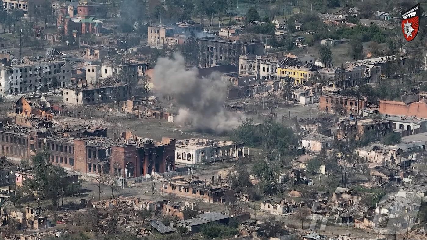 2일(현지시간) 우크라이나 하르키우의 보우찬스크의 건물들이 러시아의 공격으로 곳곳이 무너지고 외벽이 까졌다. 일부 건물에서는 화재로 인한 연기가 솟구치고 있다. 2024.06.02/ ⓒ 로이터=뉴스1 ⓒ News1 권진영 기자
