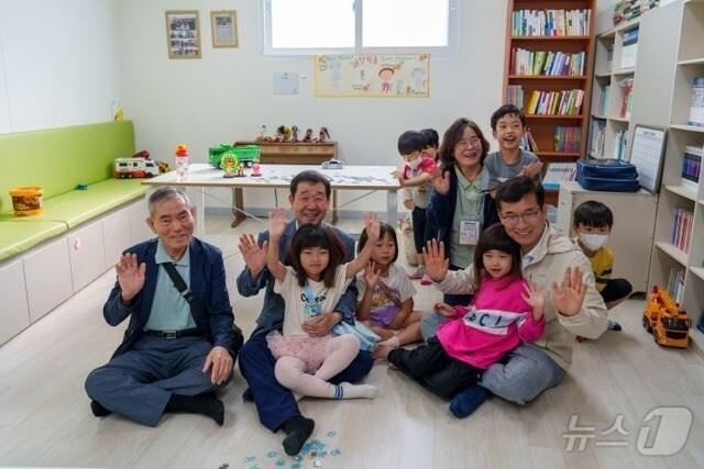 본문 이미지 - 윤건영 충북교육감(앞줄 오른쪽)이 지난 8일 증평 '초롱이 행복돌봄나눔터'를 찾아 아이들과 사진 촬영을 하고 있다.(증평군 제공)/뉴스1