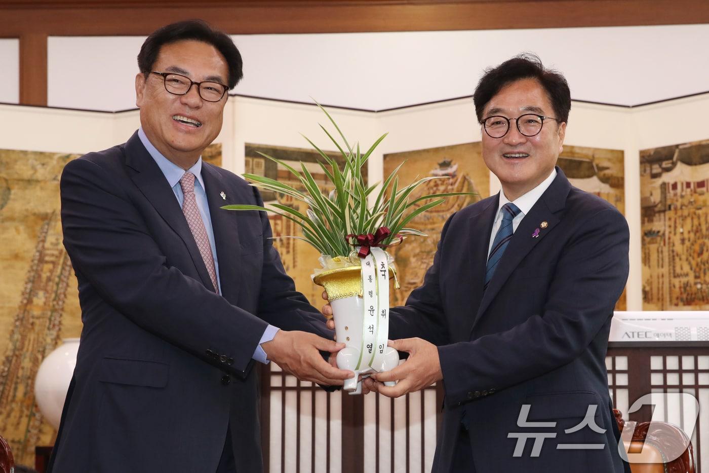 본문 이미지 - 우원식 국회의장이 10일 오전 서울 여의도 국회를 찾은 정진석 대통령 비서실장으로 부터 윤석열 대통령이 보낸 취임 축하 난을 전달받고 있다. 2024.6.10/뉴스1 ⓒ News1 이광호 기자