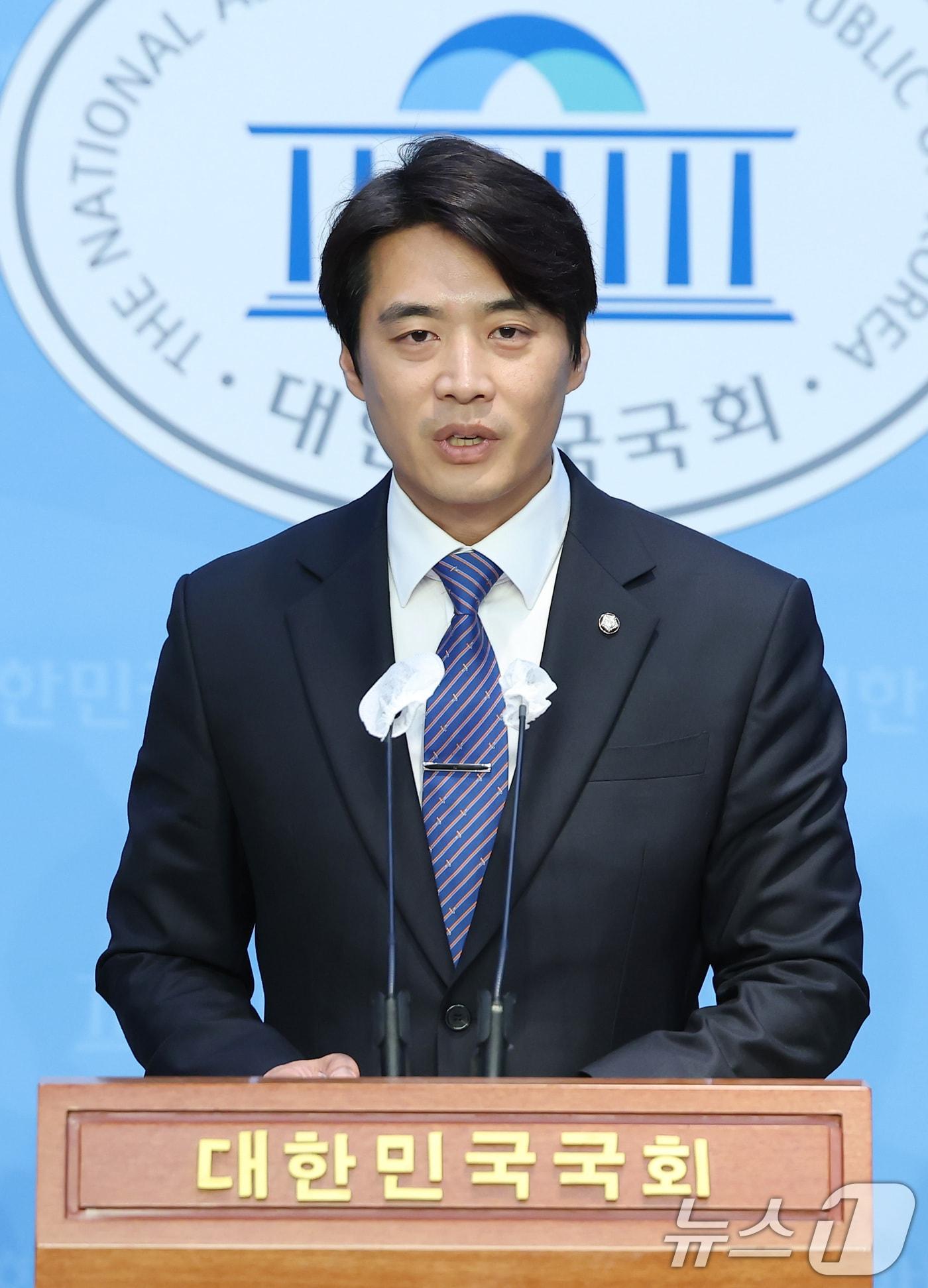 본문 이미지 - 더불어민주당 언론개혁TF 단장을 맡은 한준호 의원이 10일 오전 서울 여의도 국회 소통관에서 언론개혁TF, 방송3법(방송법·방송문화진흥회법·한국교육방송공사법 개정안) 재발의 관련 기자회견을 하고 있다. 2024.6.10/뉴스1 ⓒ News1 김민지 기자