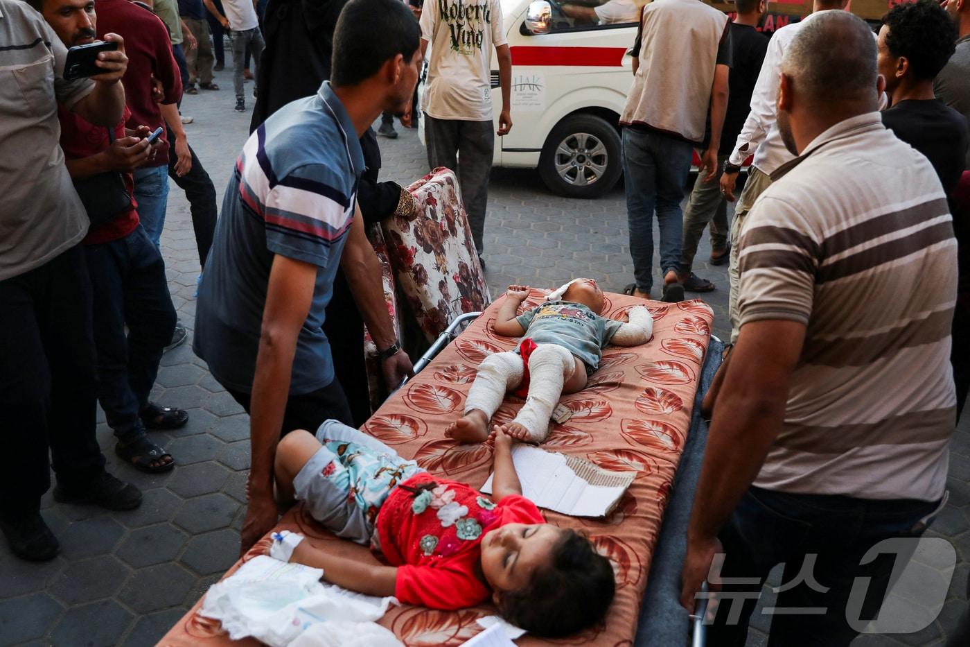 팔레스타인 무장 정파 하마스와 전쟁 중인 이스라엘 군의 포격을 받아 부상을 당한 팔레스타인 어린이들이 가자 지구 데이르 알 바라의 병원에 이송되고 있다. 2024.06.10 ⓒ 로이터=뉴스1 ⓒ News1 우동명 기자