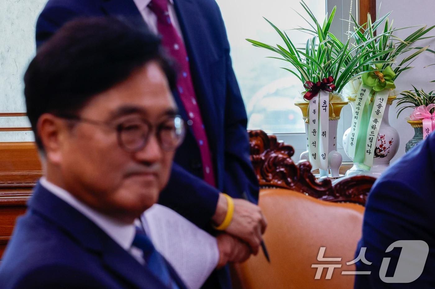 2024년 6월 10일  우원식 국회의장이 다소 씁쓸한 표정으로 서울 여의도 국회의장실에 앉아 있다. 오른쪽엔 윤석열 대통령이  보낸 &#39;의장 취임 축하 난&#39;이  놓여 있다. 2024.6.10/뉴스1 ⓒ News1 안은나 기자