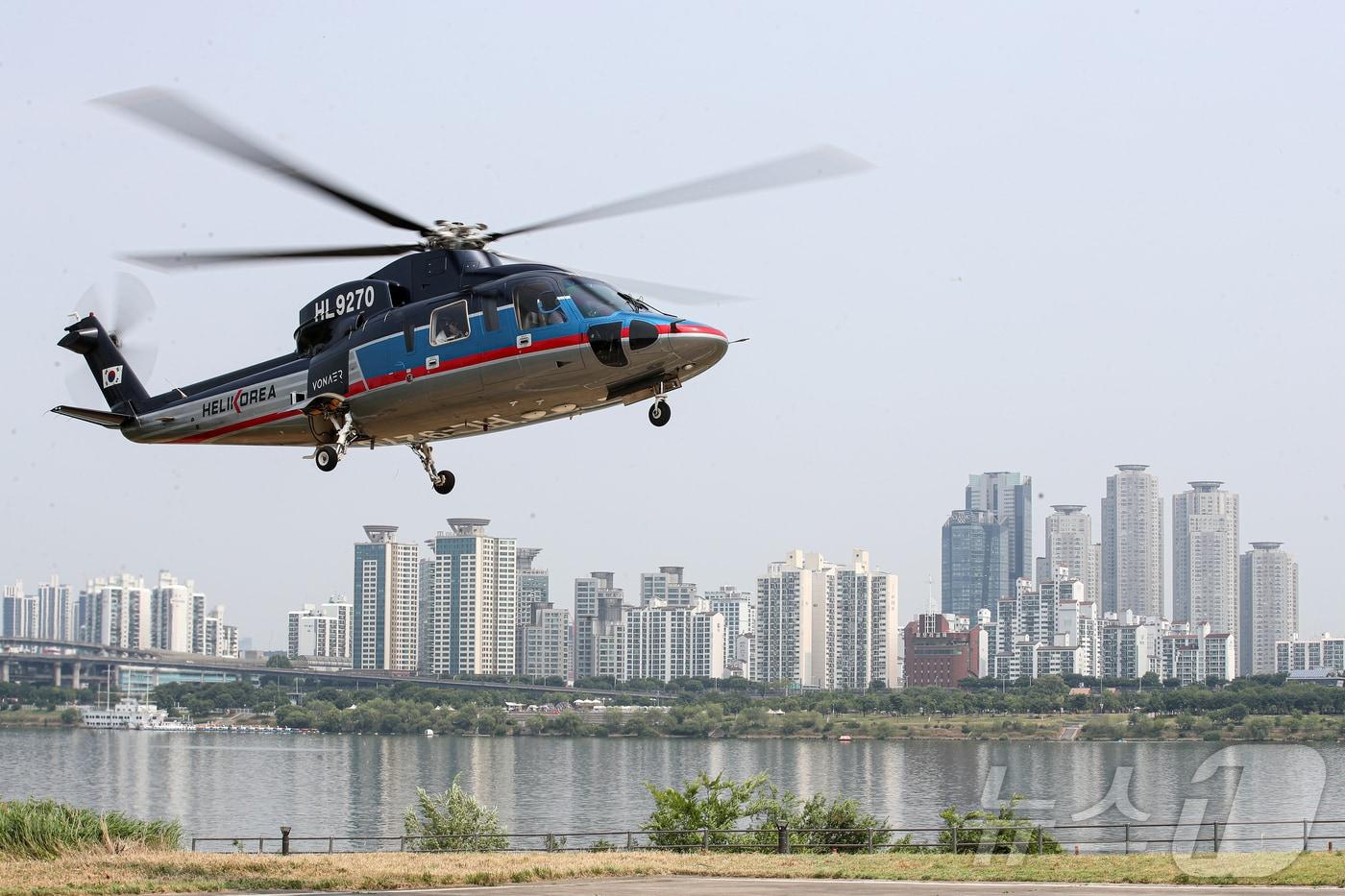 지난 10일 서울 송파구 잠실 한강공원 헬기장에서 열린 도심항공교통(UAM) 스타트업 모비에이션의 모빌리티서비스 본에어(VONAER) 시승행사에서 헬기가 착륙하고 있다. 2024.6.11/뉴스1 ⓒ News1 이승배 기자