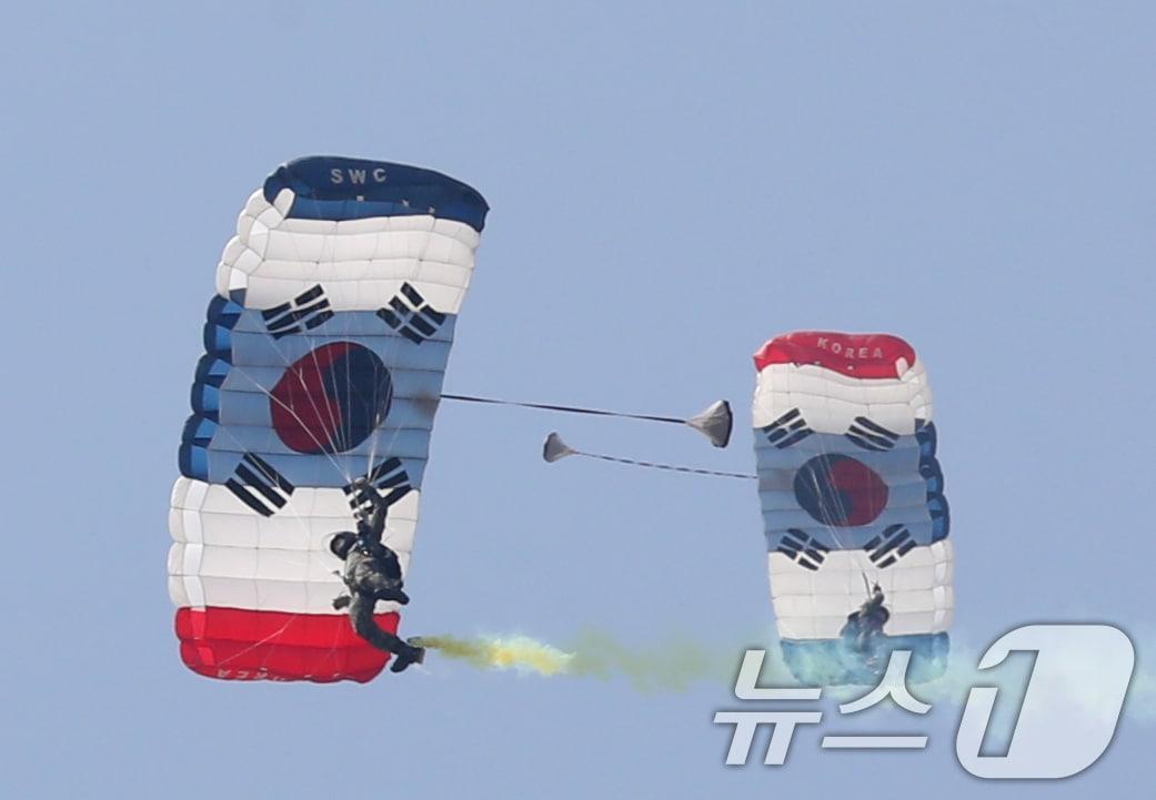 본문 이미지 - 10일 오전 경기 평택시 팽성읍 주한미군기지 캠프 험프리스에서 열린 '미8군 카투사 친선주간 2024 개막식'에서 제707특수임무단 이 고공강하 시범을 보이고 있다. 2024.6.10/뉴스1 ⓒ News1 김영운 기자