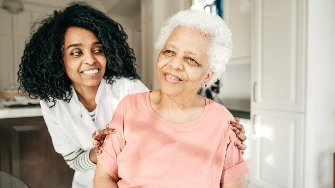 연방 정부는 월요일 오후에 두 가지 새로운 시범 프로그램을 발표했다. 이 프로그램은 캐나다 고등학교 졸업장과 동등한 관련 경험과 교육을 갖춘 적격 간병인에게 도착 시 영주권을 부여할 수 있도록 허용한다.06.09/ &lt;출처: 캐나다 간병 우수 센터&gt; 2024.06.09/