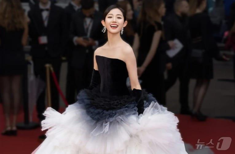 본문 이미지 - 칸 영화제 레드카펫에 선 중국의 인플루언서 완촨후이 - 완촨후이 웨이보 갈무리