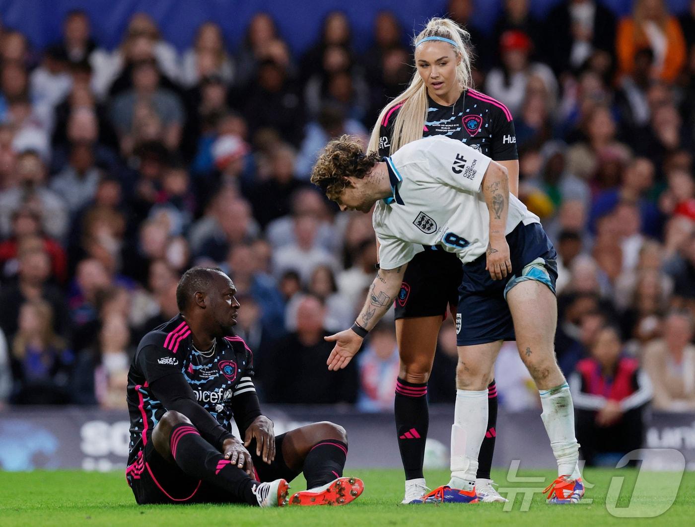 본문 이미지 - 자선 경기에 출전했다가 아킬레스건 파열로 쓰러진 볼트(왼쪽). ⓒ 로이터=뉴스1