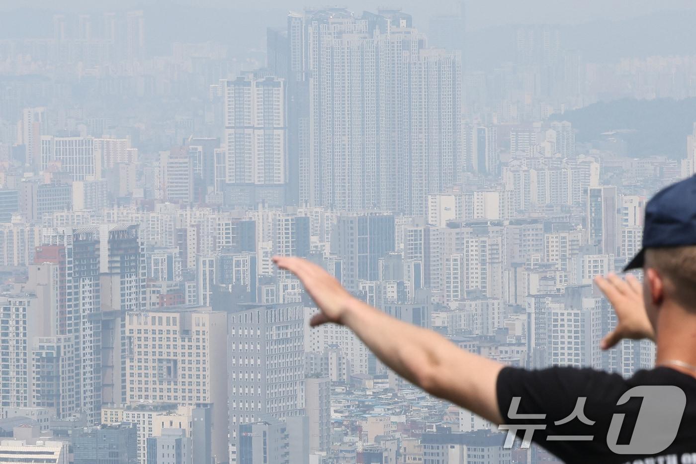 본문 이미지 - 서울 남산에서 바라본 도심에 아파트 단지 모습이 보이고 있다.  2024.6.10/뉴스1 ⓒ News1 이동해 기자